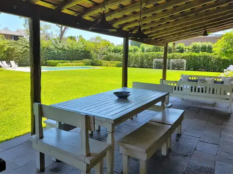 Casa 5 ambientes con 4 baños