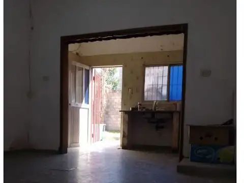 Venta Casa  3 ambientes con cochera en Banfield