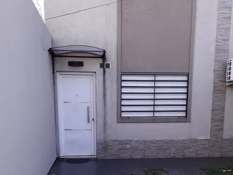 DTO 2 AMB. AL FTE CON COCHERA PROPIA,  TODO EN PLANTA BAJA, COMED-COCINA EQUIPADA, DORM, PATIO