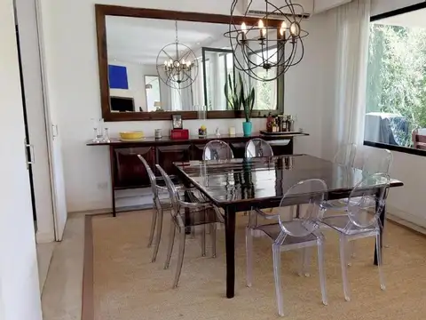 Casa en Alquiler con 4 cocheras