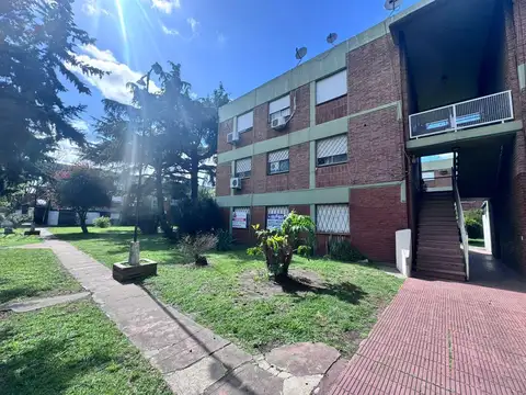 Venta Departamento de 4 Ambientes en Complejo, Lavadero y Patio