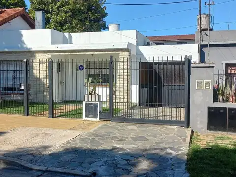 Casa en venta 4 ambientes con jardin Malvinas Argentinas