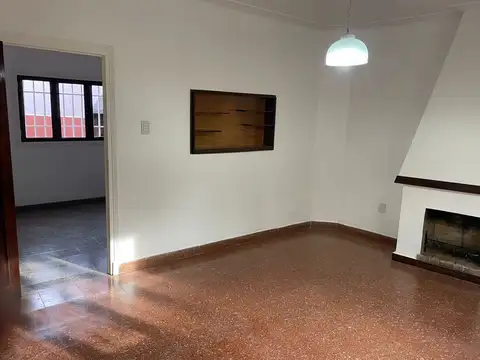 Casa 7 ambientes con 2 baños