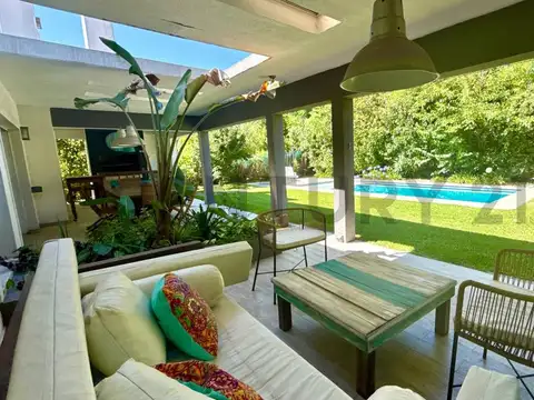 Casa en Venta con 3 cocheras