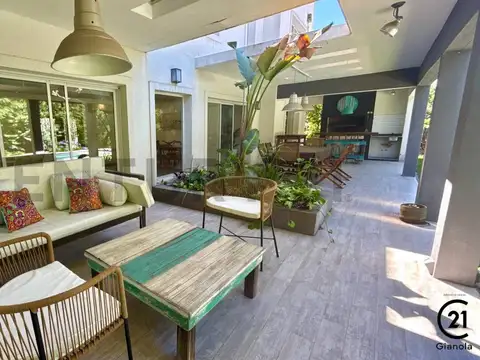 Casa en Venta con 3 cocheras