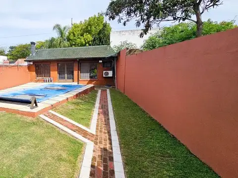 CASA VENTA 4 AMBIENTES BERNAL OESTE PILETA QUINCHO