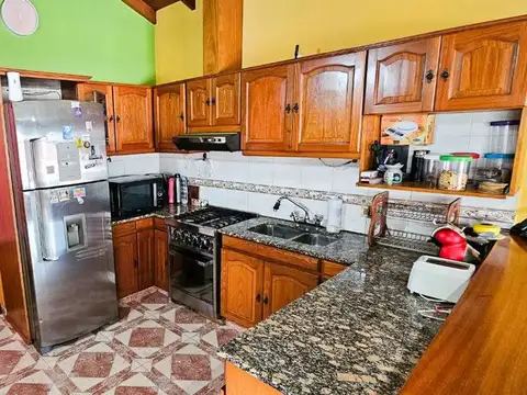 Casa 4 ambientes con 2 baños