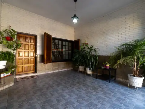Venta Casa 4 Ambientes con Garaje y Terraza en Caseros