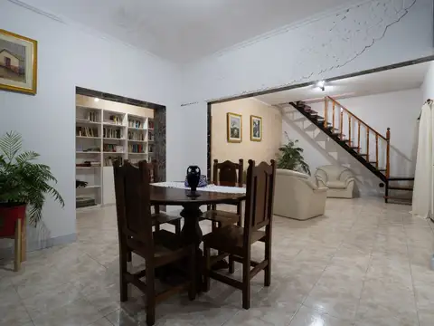 Venta Casa 4 Ambientes con Garaje y Terraza en Caseros