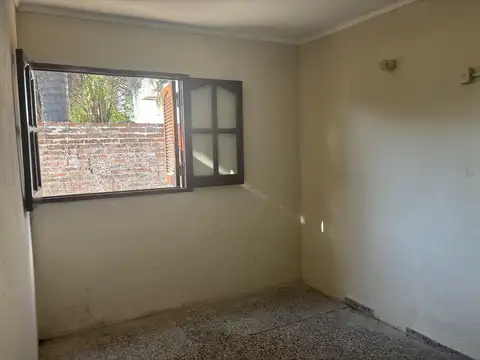 Se ALQUILA casa en Barrio Center.
