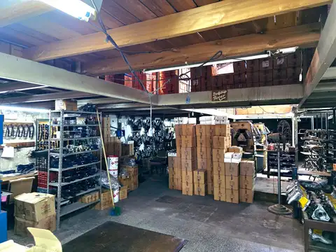 Extraordinario GALPON con vivienda