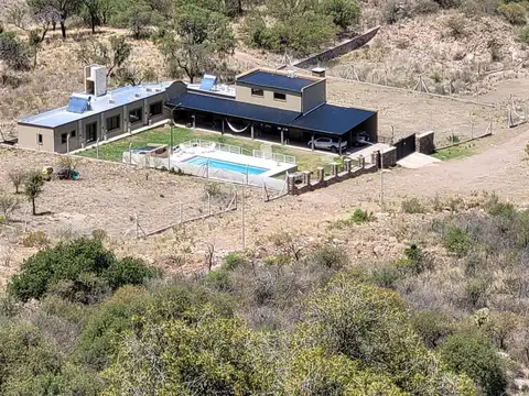 Se vende importante casa al pie de las sierras