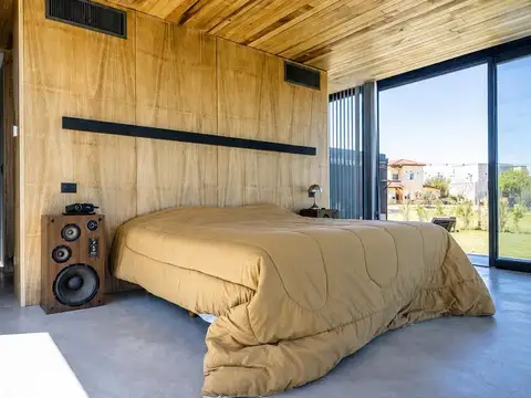 Casa en Alquiler con 3 cocheras