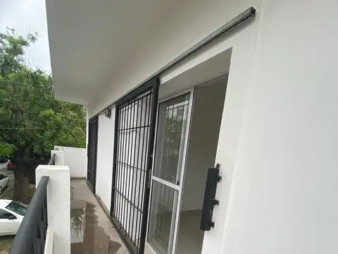 Departamento De 3 Ambientes  En El Centro De Moreno