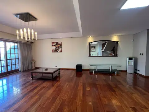Casa en Alquiler con 4 cocheras