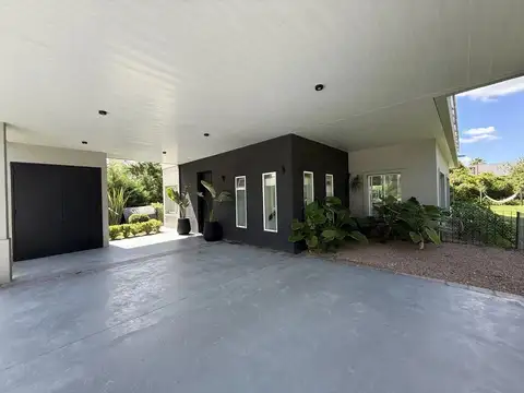 Casa en Venta con 3 cocheras
