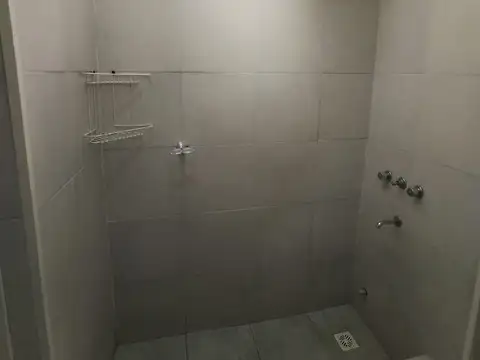 ALQUILER CASA DE 1 DORMITORIO CON PILETA Y COCHERA