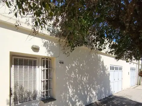 ALQUILER CASA DE 1 DORMITORIO CON PILETA Y COCHERA