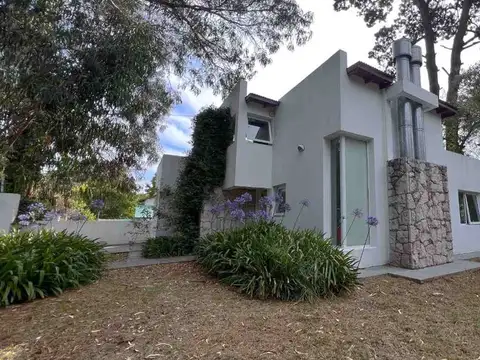 Venta casa 3 amb. sobre 2 lotes bosque P Ramos