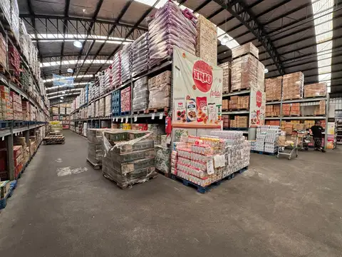 Deposito con frente comercial de 2200 m2 cubiertos - San Justo