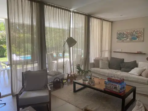 Casa 5 ambientes con 3 baños