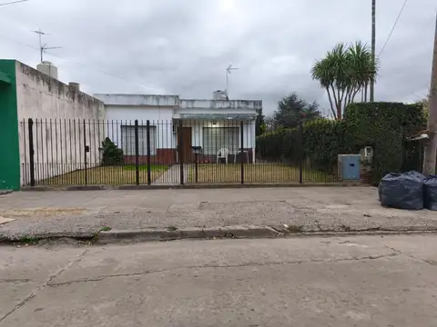 CASA 3 AMBIENTES VENTA MERLO CON JARDIN