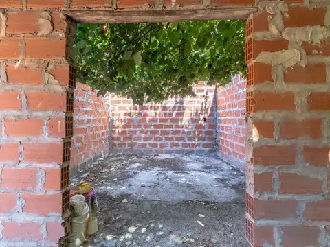 VENTA CASA TRES AMBIENTES CON TERRENO Y COCHERA