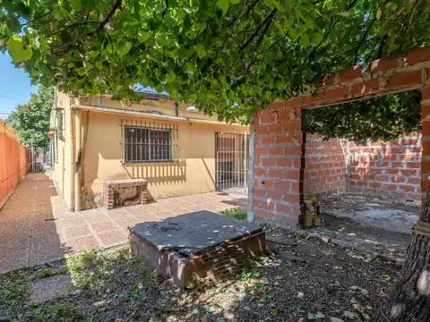 VENTA CASA TRES AMBIENTES CON TERRENO Y COCHERA