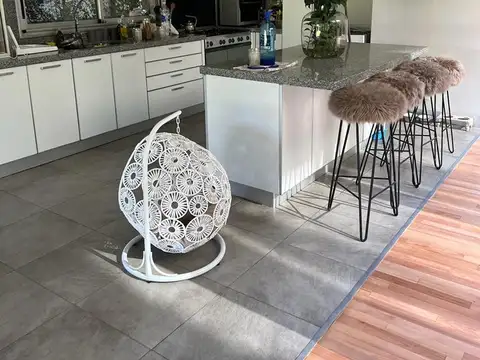 Casa 6 ambientes con 4 baños