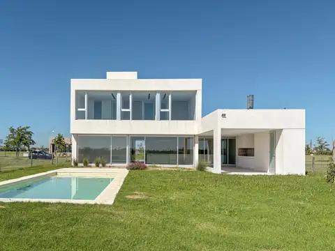 Casa de 4 dormitorios con pileta, fondo al norte en Vida Club de Campo
