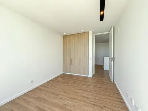 Casa de 4 dormitorios con pileta, fondo al norte en Vida Club de Campo