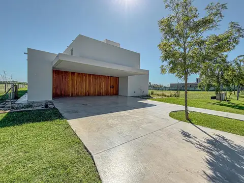 Casa en Venta con 3 cocheras