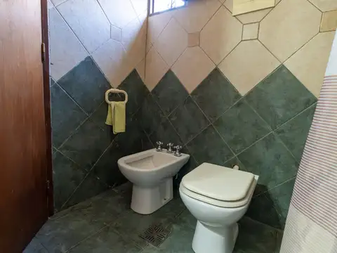 CASA EN VENTA CUATRO DORMIS CON PATIO Y COCHERA