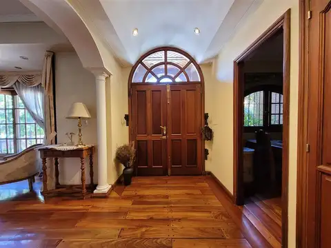 Casa en Venta en Barrio Parque, USD 550.000