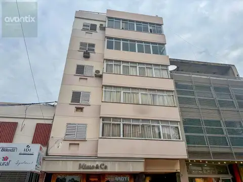 Departamento de 3 dormitorios con cochera en pleno centro - En venta y alquiler