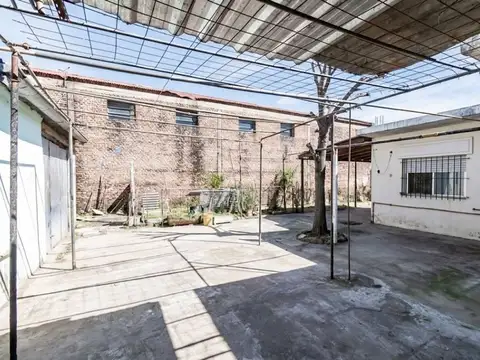 VENTA CASA 2 AMB CON GRAN PATIO Y JARDIN EN PILAR
