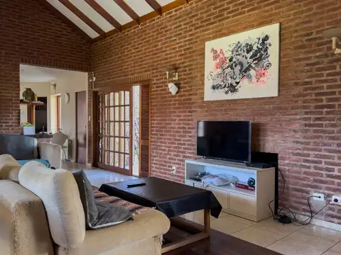 Casa 4 ambientes con 2 baños