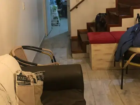 TRIPLEX 4 AMBIENTES CON COCHERA ESCUCHA OFERTA