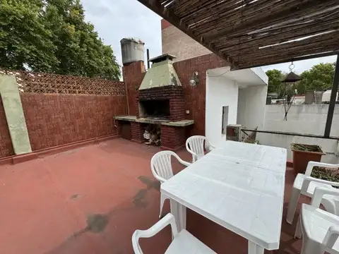 Casa 7 ambientes con 2 baños