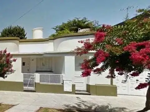 ¡Retasada! Casa céntrica en Hipolito Irigoyen casi 25 de Mayo.