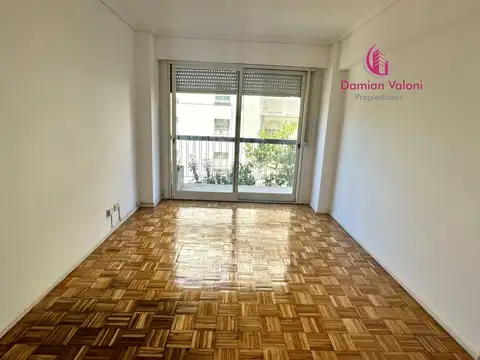 DEPARTAMENTO DE 2 AMBIENTES, AL FRENTE CON BALCÓN, EN EXCELENTE UBICACIÓN.