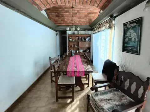 Casa 6 ambientes con 2 baños