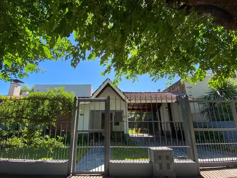 Casa de 5 ambientes con pileta y quincho en Burzaco EXCELENTE  