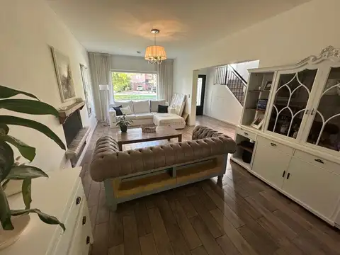 Casa en Venta con 2 cocheras