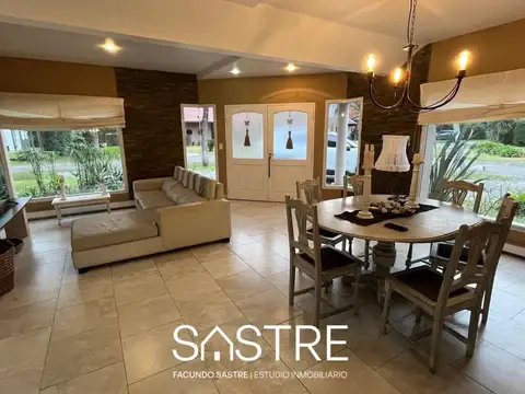 Casa en Venta con 3 cocheras