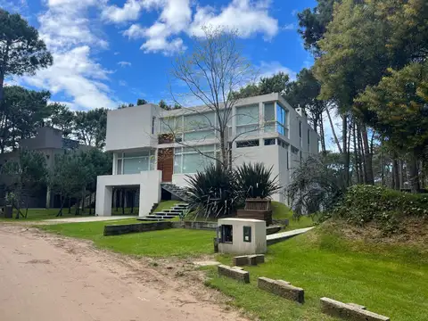 -Excelente propiedad de líneas modernas y gran calidad constructiva ubicada en inmejorable zona 