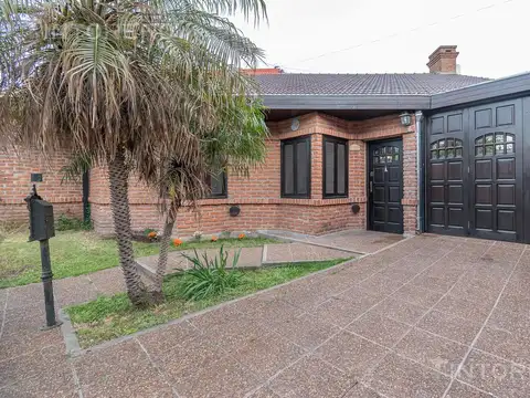 VENTA CASA 5 AMBIENTES CON COCHERA, JARDÍN Y PILETA EN VILLA MADERO