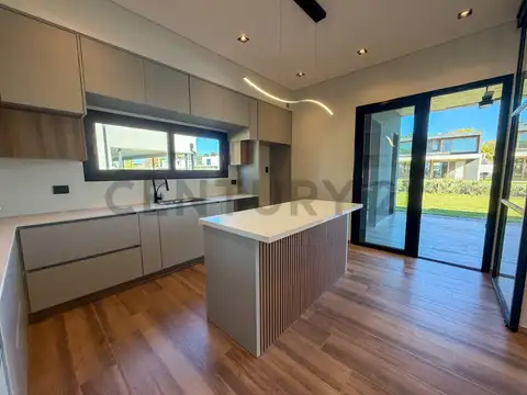 Casa 4 ambientes con 4 baños