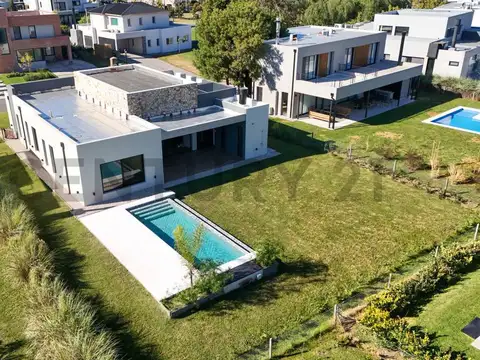 Casa en Venta con 4 cocheras