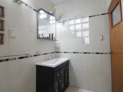 CASA RECICLADA HACE 6 AÑOS-5 AMB+COCHERA